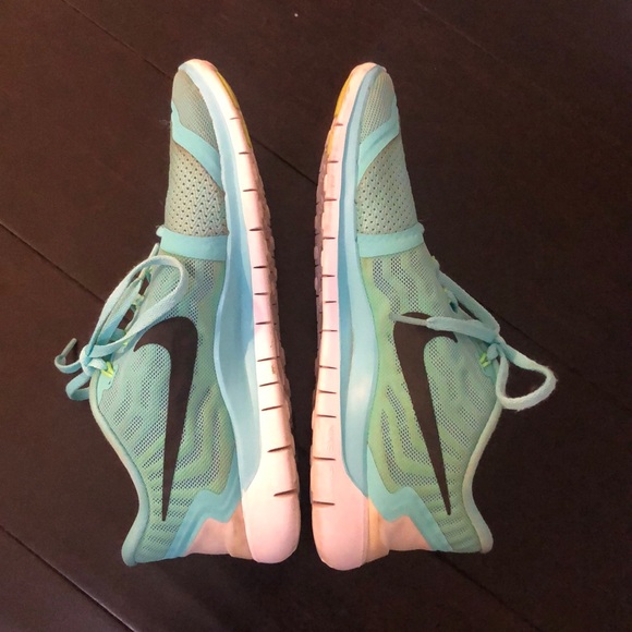 Nike Free Runs - Picture 4 of 9